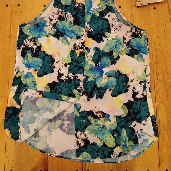 🌼Floral 🌼sleeveless high neck blouse - Picture 3 of 5